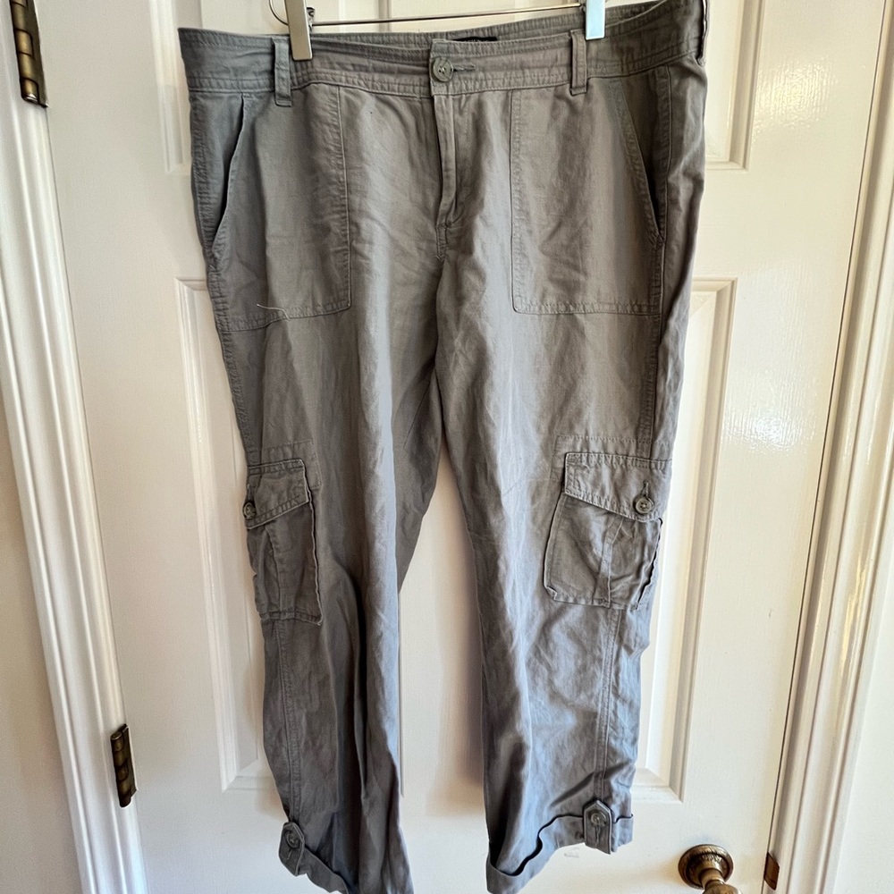 Banana Republic Martin Fit cropped pants in grey, size 10. 48% cotton, 55% linen
